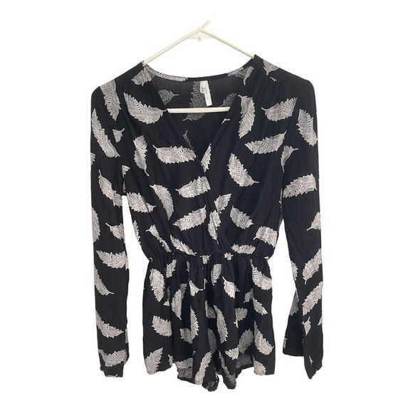 Truth NYC Pants - Truth Women Black White Feather Print Long Sleeve V-Neck Romper Small